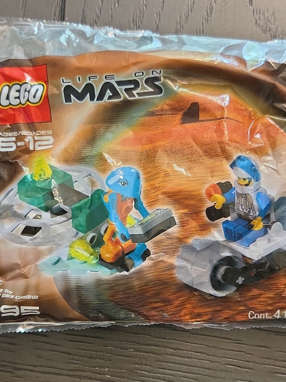 Lego Life on Mars Blue and Orange Alien vs Blue-Suited Astronaut Mini Set